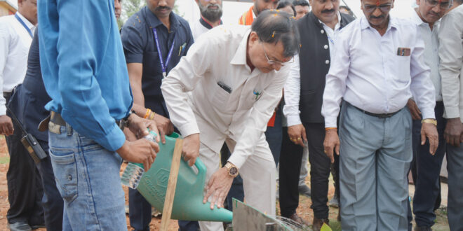 ‘‘एक पेड़ मां के नाम‘‘ अभियान के तहत मंत्री लखन लाल देवांगन ने किया पौधरोपण, दिया पर्यावरण संरक्षण का संदेश….
