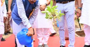 मातृशक्ति एवं प्रकृति के प्रति श्रद्धा का अनुपम संगमः मुख्यमंत्री विष्णु देव साय ने ’’राम वाटिका’’ में किया रुद्राक्ष का पौधारोपण….