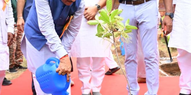 मातृशक्ति एवं प्रकृति के प्रति श्रद्धा का अनुपम संगमः मुख्यमंत्री विष्णु देव साय ने ’’राम वाटिका’’ में किया रुद्राक्ष का पौधारोपण….