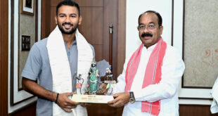 उप मुख्यमंत्री अरुण साव से क्रिकेटर आयुष पाण्डेय ने की सौजन्य मुलाकात…..