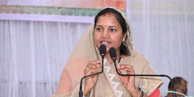प्रधानमंत्री के सुशासन की संकल्पना को साकार करने के लिए प्रतिबद्धता के साथ काम कर रही हैं हमारी सरकार- मंत्री लक्ष्मी राजवाड़े….