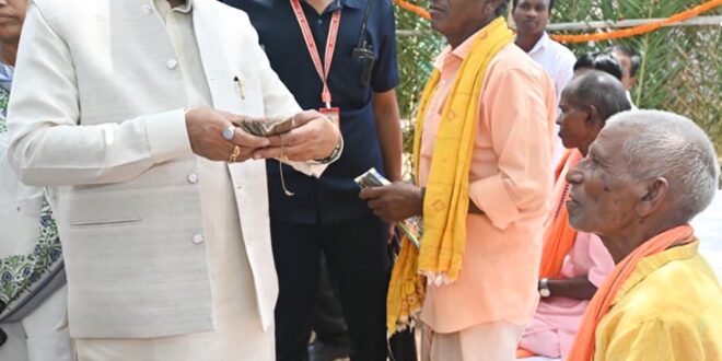 ’ज्ञान भारतम् अभियान के अंतर्गत बड़े कनेरा में मिलीं 150 वर्ष पुरानी दुर्लभ पांडुलिपियां’, ’मुख्यमंत्री विष्णु देव साय ने किया अवलोकन, कहा – प्राचीन ज्ञान परंपरा हमारी सांस्कृतिक अस्मिता की अमूल्य धरोहर’…..