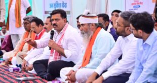 उप मुख्यमंत्री विजय शर्मा ने बोड़ागांव में ग्रामीणों के बीच चौपाल लगाकर किया संवाद, कहा- अगले ढाई महीने में प्रत्येक ग्रामीण का हो बैंक खाता……