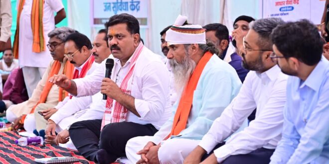 उप मुख्यमंत्री विजय शर्मा ने बोड़ागांव में ग्रामीणों के बीच चौपाल लगाकर किया संवाद, कहा- अगले ढाई महीने में प्रत्येक ग्रामीण का हो बैंक खाता……
