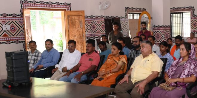 ‘मन की बात’ बना जनसंवाद और जनप्रेरणा का सशक्त मंच, रामगढ़-उदयपुर में सामूहिक श्रवण, मंत्री राजेश अग्रवाल ने प्रधानमंत्री के विचारों को बताया राष्ट्र निर्माण की प्रेरणा….