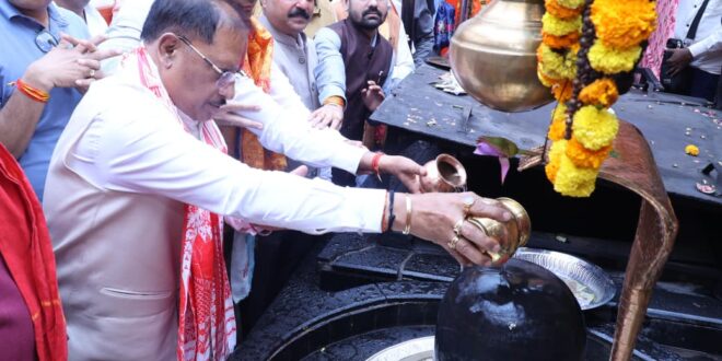 गुरु पूर्णिमा पर कोसमनारा पहुंचे मुख्यमंत्री विष्णु देव साय, सत्यनारायण बाबा धाम में की पूजा-अर्चना…..