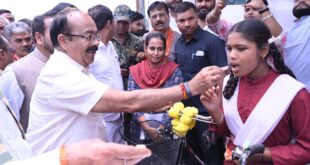 उप मुख्यमंत्री अरुण साव ने शाला प्रवेश उत्सव में बच्चों को तिलक लगाकर कराया शाला प्रवेश….