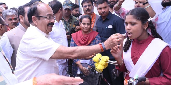 उप मुख्यमंत्री अरुण साव ने शाला प्रवेश उत्सव में बच्चों को तिलक लगाकर कराया शाला प्रवेश….
