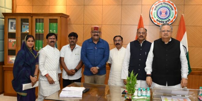 विधानसभा अध्यक्ष डॉ रमन सिंह को बोल बम समिति के संयोजक जितेन्द्र वर्मा ने 17 अगस्त को आयोजित विशाल बोल बम कांवर यात्रा में किया आमंत्रित…