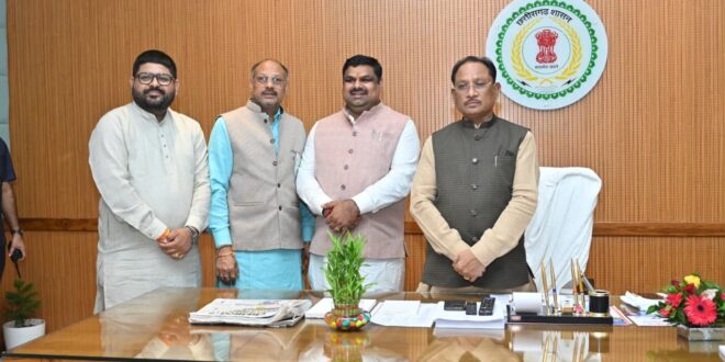 मुख्यमंत्री विष्णु देव साय को बोल बम समिति के संयोजक जितेन्द्र वर्मा ने 17 अगस्त को आयोजित विशाल बोल बम कांवर यात्रा में किया आमंत्रित
