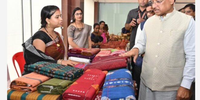 करघे से कमाई तक: धमतरी के ग्राम नारी की बुनकर महिलाओं ने लिखी आत्मनिर्भरता की नई इबारत, शासकीय सहयोग से बढ़ा उत्पादन, आय और आत्मविश्वास: मुख्यमंत्री विष्णु देव साय….