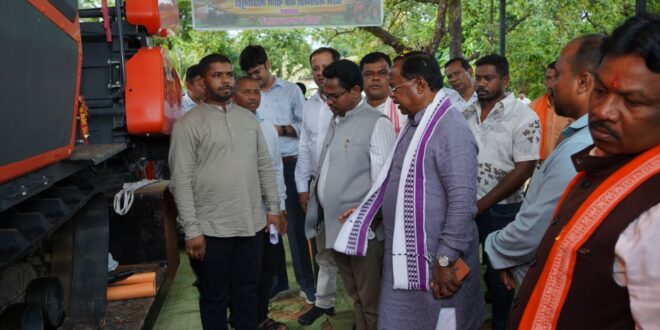 कृषि मंत्री रामविचार नेताम के नेतृत्व में कृषि यंत्रीकरण को बढ़ावा, बीजापुर के किसान को 35 लाख के आधुनिक कृषि यंत्र वितरित…