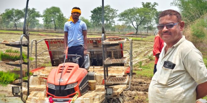 धान की रोपाई में आधुनिकता का समावेश, पैडी ट्रांसप्लांटर मशीन से किसानों को मिली बड़ी राहत….