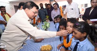 शाला प्रवेशोत्सव में उद्योग मंत्री लखनलाल देवांगन ने किया विद्यार्थियों का आत्मीय स्वागत…..
