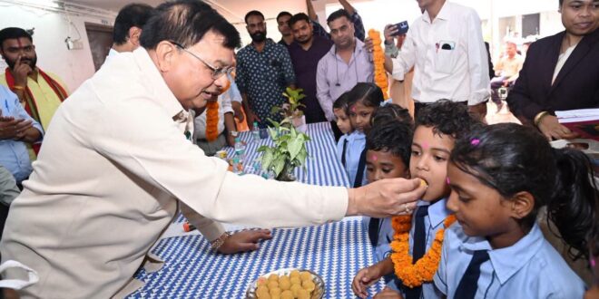 शाला प्रवेशोत्सव में उद्योग मंत्री लखनलाल देवांगन ने किया विद्यार्थियों का आत्मीय स्वागत…..