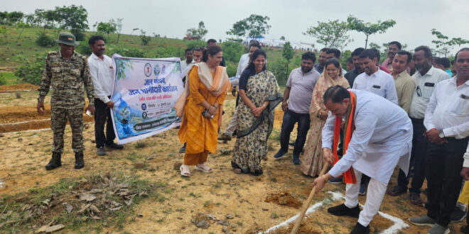 मुख्यमंत्री विष्णु देव साय के नेतृत्व में प्रदेशभर में जल संरक्षण बना जनआंदोलन, एमसीबी जिले में मंत्री श्याम बिहारी जायसवाल ने ‘मोर गांव-मोर पानी’ अभियान एवं ‘एक पेड़ मां के नाम’ कार्यक्रम का किया शुभारंभ…..