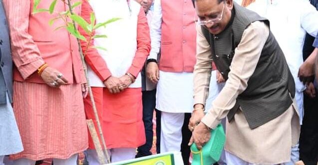 विधानसभा परिसर में ‘एक पेड़ मां के नाम 3.0‘ अभियान के तहत हुआ वृहद पौधरोपण : मुख्यमंत्री विष्णुदेव साय और विधानसभा अध्यक्ष डॉ. रमन सिंह ने लगाया रुद्राक्ष का पौधा….