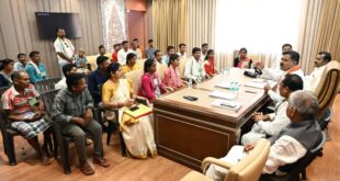 उप मुख्यमंत्री विजय शर्मा ने नक्सल प्रकरणों की वापसी को लेकर बस्तर के युवाओं से की मुलाकात