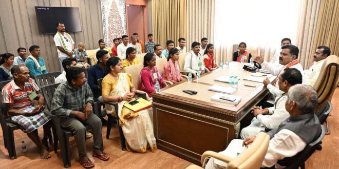 उप मुख्यमंत्री विजय शर्मा ने नक्सल प्रकरणों की वापसी को लेकर बस्तर के युवाओं से की मुलाकात