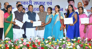 मुख्यमंत्री विष्णुदेव साय ने जशपुर के वन धन विकास केंद्र पंचक्की की महिला स्व-सहायता समूह को किया सम्मानित…..