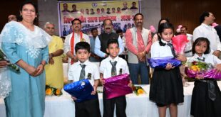 केंद्रीय राज्य मंत्री तोखन साहू और उप मुख्यमंत्री अरुण साव ने नवप्रवेशी बच्चों का तिलक लगाकर किया आत्मीय स्वागत, न्योता भोज में साथ में किया भोजन….