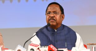 आदिम जाति विकास मंत्री रामविचार नेताम एवं प्रमुख सचिव छत्तीसगढ़ शासन सोनमणि बोरा द्वारा विभागीय गतिविधियों एवं उपलब्धियों पर छत्तीसगढ संवाद के आडिटोरियम (अटल नगर, नवा रायपुर) में आज संयुक्त रूप से प्रेस कॉन्फ्रेंस को संबोधित करते हुए।