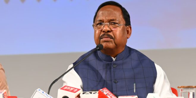 आदिम जाति विकास मंत्री रामविचार नेताम एवं प्रमुख सचिव छत्तीसगढ़ शासन सोनमणि बोरा द्वारा विभागीय गतिविधियों एवं उपलब्धियों पर छत्तीसगढ संवाद के आडिटोरियम (अटल नगर, नवा रायपुर) में आज संयुक्त रूप से प्रेस कॉन्फ्रेंस को संबोधित करते हुए।