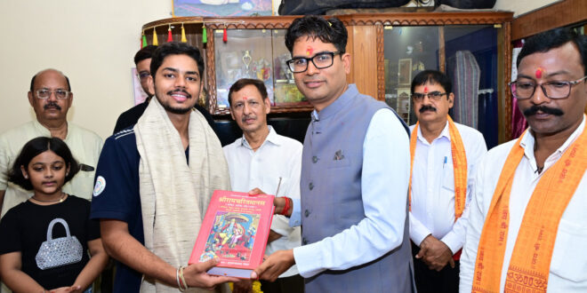 विश्व रिकॉर्ड के साथ जूनियर वर्ल्ड कप में स्वर्ण पदक जीतने वाले दिव्यांशु देवांगन का वित्त मंत्री ओपी चौधरी ने किया सम्मान….