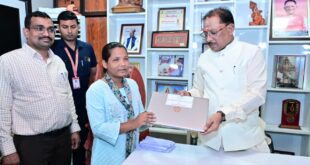 दृष्टिबाधा नहीं बनी बाधा, जयमंती के सपनों को मिली डिजिटल उड़ान,मुख्यमंत्री विष्णुदेव साय ने दृष्टिबाधित छात्रा जयमंती खेस को भेंट किया लैपटॉप…