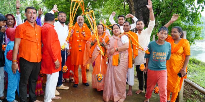 बरसते पानी में नहीं रुके शिवभक्तों के कदम, जितेन्द्र वर्मा के नेतृत्व में बोल बम के जयघोष के साथ पाटन से टोलाघाट तक निकली भव्य कांवर यात्रा…