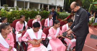 राज्यपाल रमेन डेका ने स्वतंत्रता दिवस पर नेत्रहीन छात्राओं को स्मार्ट स्टिक प्रदान किया…..