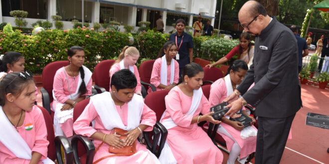 राज्यपाल रमेन डेका ने स्वतंत्रता दिवस पर नेत्रहीन छात्राओं को स्मार्ट स्टिक प्रदान किया…..