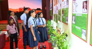 विद्यार्थियों ने देखी स्वतंत्रता संग्राम सेनानियों और ‘वंदे मातरम’ पर आधारित छायाचित्र प्रदर्शनी…..