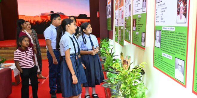 विद्यार्थियों ने देखी स्वतंत्रता संग्राम सेनानियों और ‘वंदे मातरम’ पर आधारित छायाचित्र प्रदर्शनी…..