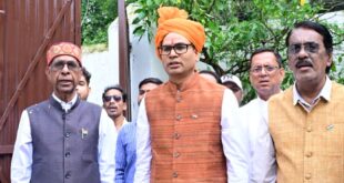 वित्त मंत्री ओपी चौधरी ने रायगढ़ निवास कार्यालय में किया ध्वजारोहण, राष्ट्रध्वज को दी सलामी….
