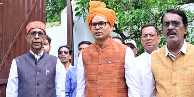 वित्त मंत्री ओपी चौधरी ने रायगढ़ निवास कार्यालय में किया ध्वजारोहण, राष्ट्रध्वज को दी सलामी….