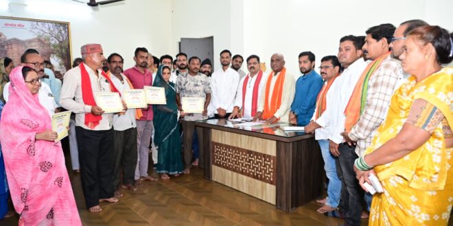 उप मुख्यमंत्री विजय शर्मा ने कवर्धा के हितग्राहियों को सौंपे पीएम आवास योजना शहरी 2.0 के स्वीकृति पत्र…..