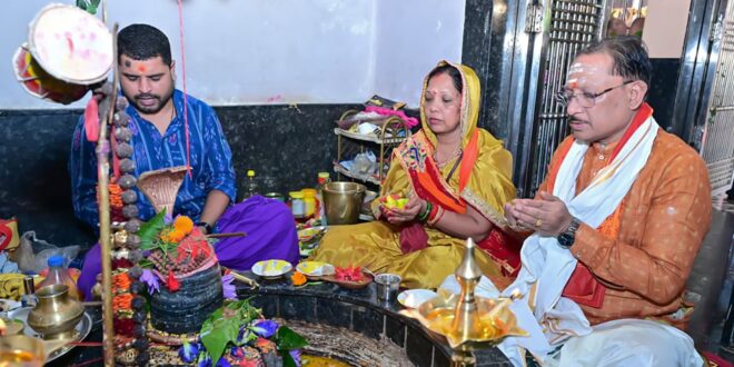 मुख्यमंत्री विष्णुदेव साय ने सावन सोमवार और नागपंचमी पर श्री फलेश्वरनाथ महादेव की पूजा-अर्चना की