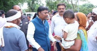 बाढ़ प्रभावित परिवारों के बीच पहुंचे वन मंत्री केदार कश्यप,पालकी गांव में राहत सामग्री और सहायता राशि का किया वितरण, हरसंभव मदद का दिलाया भरोसा…
