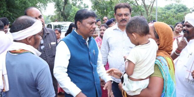 बाढ़ प्रभावित परिवारों के बीच पहुंचे वन मंत्री केदार कश्यप,पालकी गांव में राहत सामग्री और सहायता राशि का किया वितरण, हरसंभव मदद का दिलाया भरोसा…