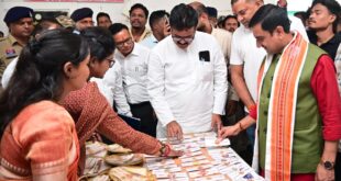 विष्णुभोग की खुशबू और बहनों के हुनर से सजी खास राखी, बिहान समूह की महिलाओं ने केंद्रीय राज्य मंत्री तोखन साहू को भेंट किया विष्णुभोग चावल और धान से बनी राखी…