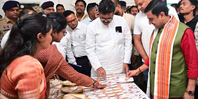 विष्णुभोग की खुशबू और बहनों के हुनर से सजी खास राखी, बिहान समूह की महिलाओं ने केंद्रीय राज्य मंत्री तोखन साहू को भेंट किया विष्णुभोग चावल और धान से बनी राखी…