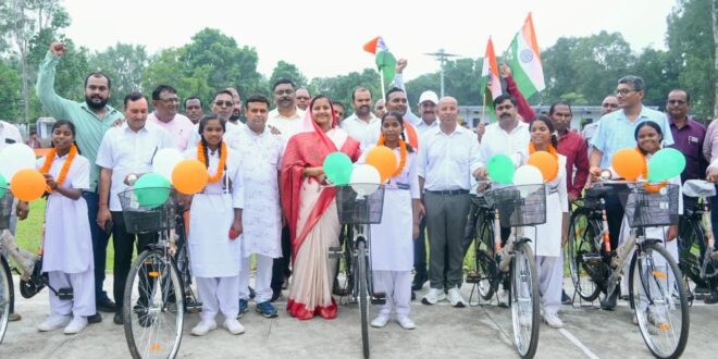 मंत्री लक्ष्मी राजवाड़े ने सरस्वती साइकिल योजना के तहत छात्राओं को बांटी साइकिलें…..