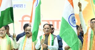 मुख्यमंत्री विष्णु देव साय ने हाथ में तिरंगा थामकर किया भव्य तिरंगा यात्रा का नेतृत्व, मुख्यमंत्री ने कहा – 140 करोड़ भारतीयों को एक सूत्र में बांधता है तिरंगा…..