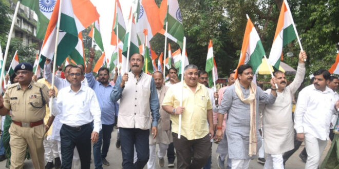 पर्यटन एवं संस्कशान से लहराया तिरंगा, देशभक्ति के रंग में रंगा शहर अम्बिकापुर: मंत्री राजेश अग्रवाल ने कहा – तिरंगा हमारी आन, बान और शान का प्रतीक, राष्ट्रीय एकता और अखंडता को मजबूत करने का दिया संदेश….