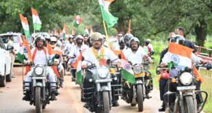 तिरंगा यात्रा के दूसरे दिवस माँ दंतेश्वरी की पूजा-अर्चना कर उप मुख्यमंत्री एवं वन मंत्री ने किया यात्रा का शुभारंभ…