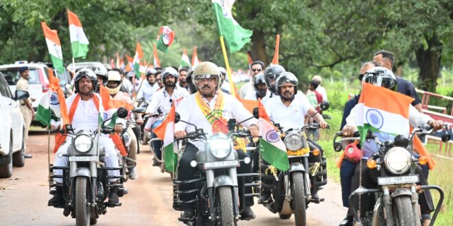 तिरंगा यात्रा के दूसरे दिवस माँ दंतेश्वरी की पूजा-अर्चना कर उप मुख्यमंत्री एवं वन मंत्री ने किया यात्रा का शुभारंभ…