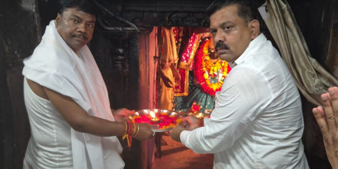 तिरंगा यात्रा के दूसरे दिवस माँ दंतेश्वरी की पूजा-अर्चना कर उप मुख्यमंत्री एवं वन मंत्री ने किया यात्रा का शुभारंभ….