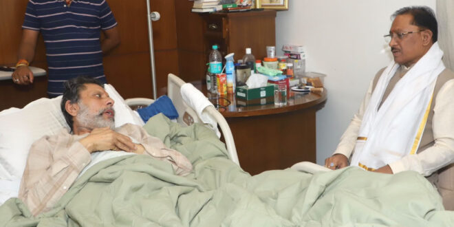स्वास्थ्य लाभ ले रहे जगदलपुर विधायक किरण सिंह देव से मिले मुख्यमंत्री विष्णुदेव साय….