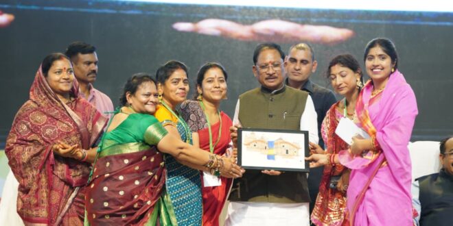 सड़क किनारे पसरे पर अचानक पहुंचे मुख्यमंत्री विष्णु देव साय, मीरा के पसरे से खरीदा ‘आशीर्वाद का दीया’…..